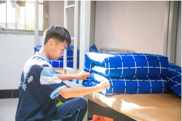 延鲁学子风采丨出门看队列，进门看内务