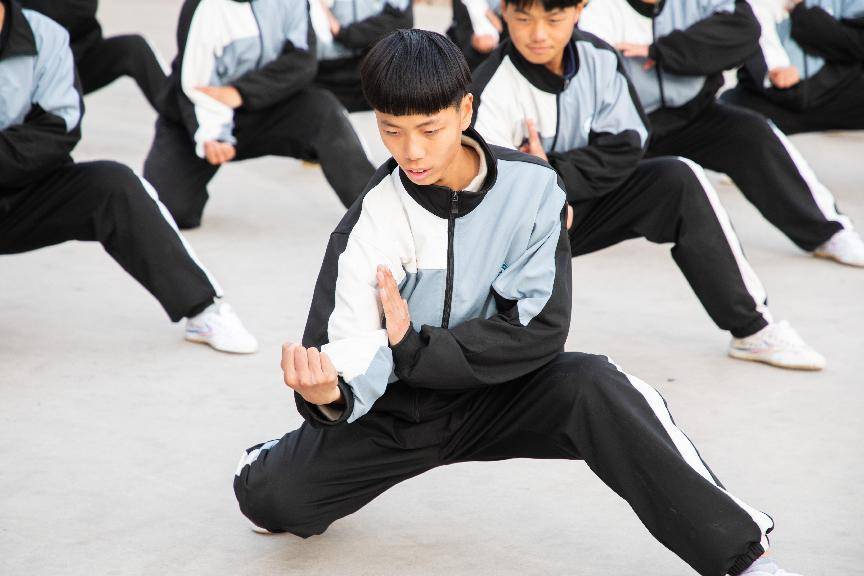 握笔的手也能稳如磐石，这是延鲁学子的专注 