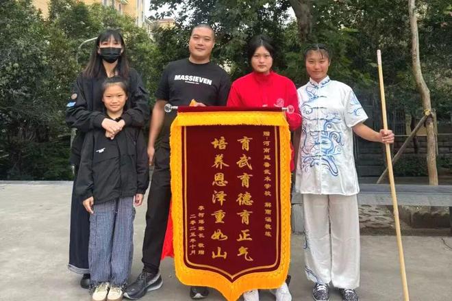 信任凝聚力量，家校共育新人