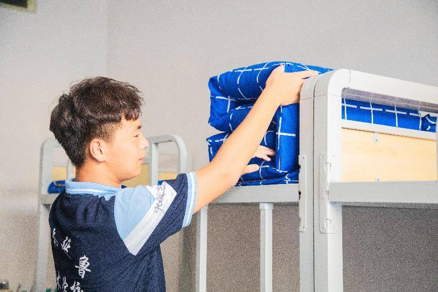 在延鲁，每一天都由自律和汗水郑重开启 