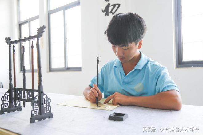 放下刀枪，拿起毛笔：延鲁的静心书法课