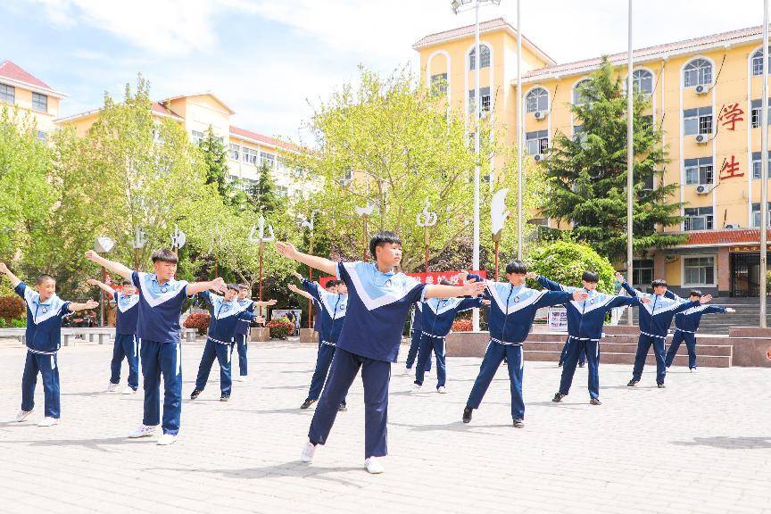 武塑风骨，文养内涵，少年自有气韵 