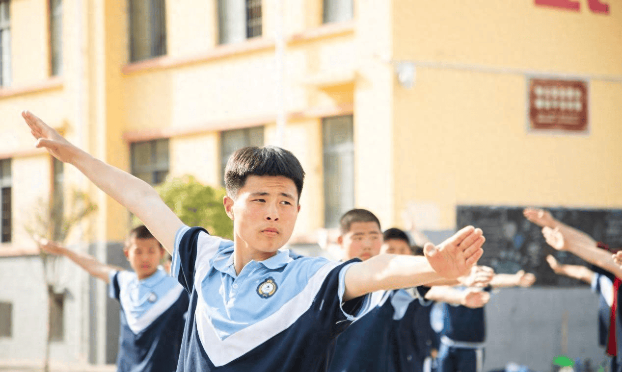 延鲁武校少年训练学习两不误，双轨模式促全面成长 