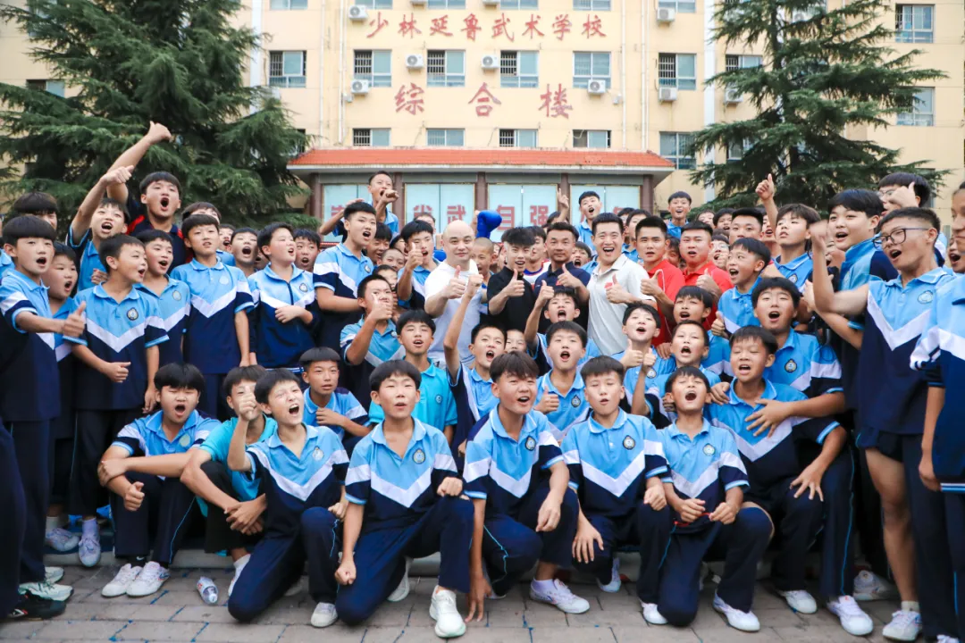 网红打卡，以武会友｜艺中人走进延鲁武校，功夫切磋燃动校园！