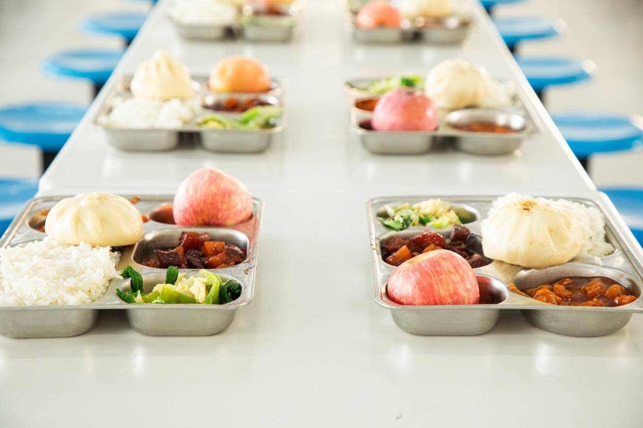 学校食堂吃得好吗？科学配餐，为训练提供充足能量保障 