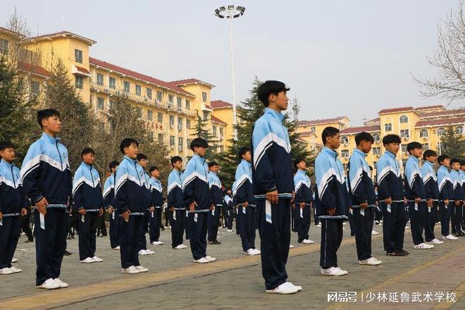延鲁队列整齐前行，少年朝气扑面而来