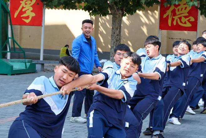 锦旗承载信任 家校携手同行丨少林延鲁武术学校以武育人，守护少年成长