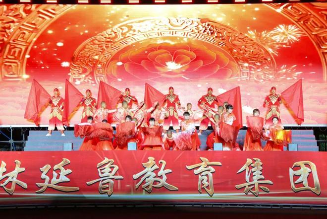 七十七载风华颂，万里山河盛世歌丨少林延鲁武术学校国庆文艺晚会璀璨上演