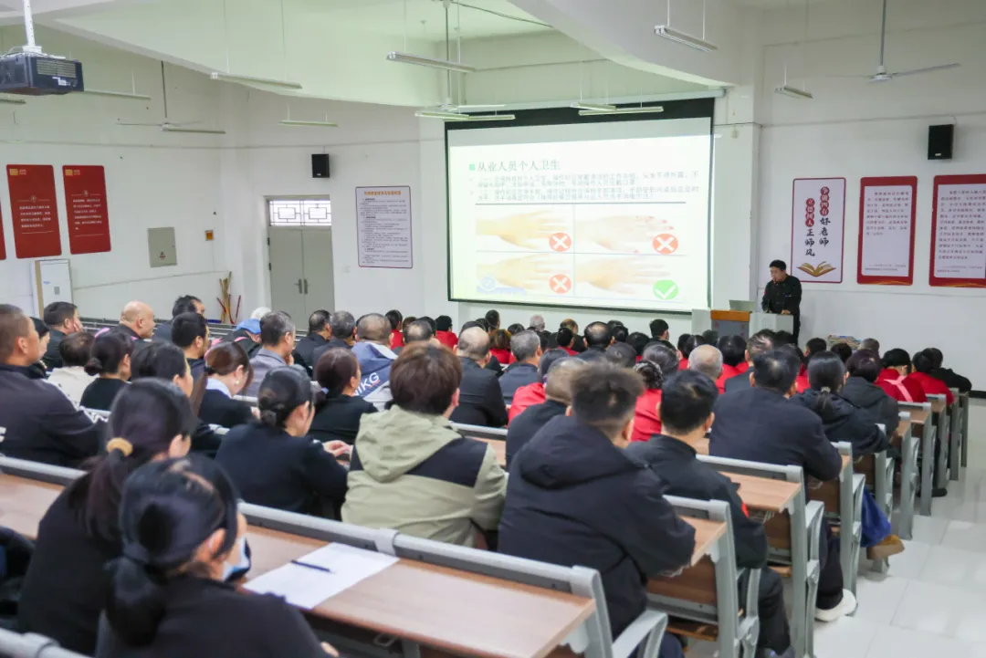 学校开展食品安全专项培训，以严格标准实际举措，守护好孩子们的一日三餐