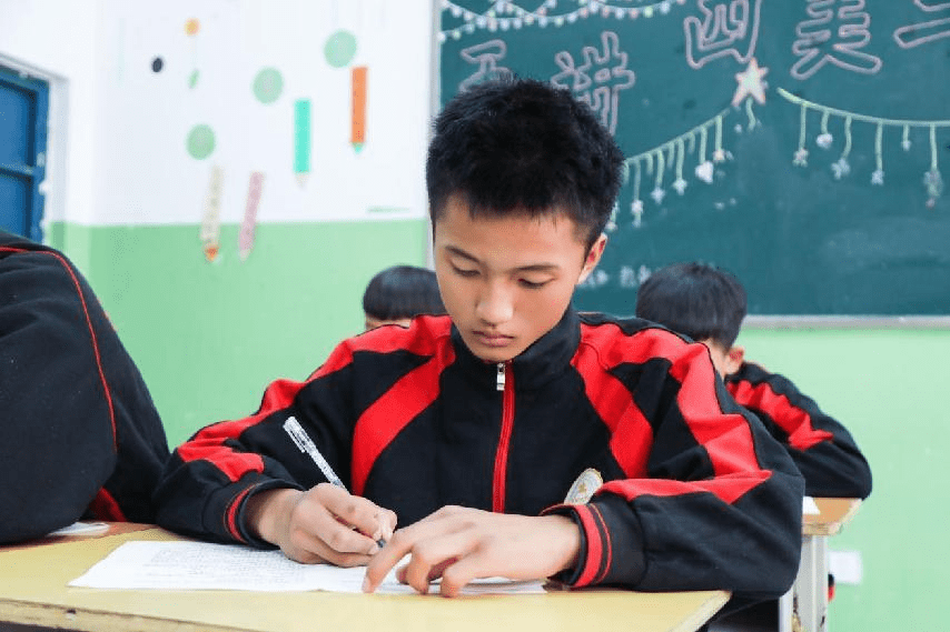 武校孩子文化课这么认真的样子，你一定没见过